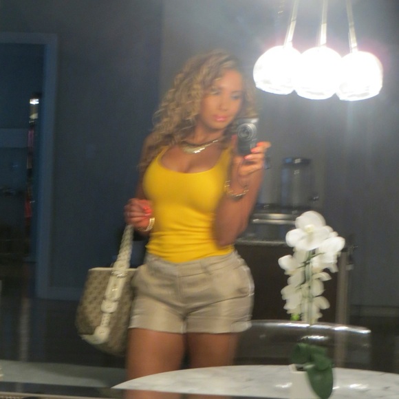 Club Monaco structured shorts in soft gold - Picture 2 of 8